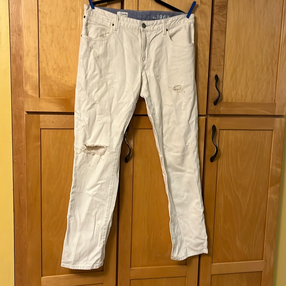 Gap distressed white denim jeans, size 30/10 Roslyn Boyfriend